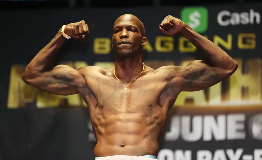 Chad Johnson tại buổi cân thử trước trận đấu quyền Anh biểu diễn với Brian Maxwell.