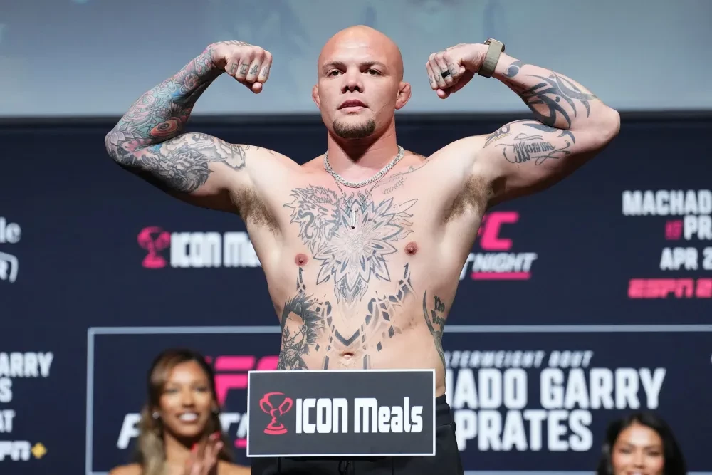 Anthony Smith tại một buổi cân thử của UFC