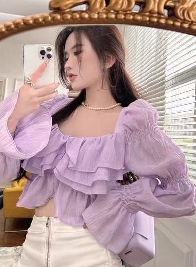 Không chỉ xuất hiện trong phong cách cá nhân, áo bèo nhún còn đang quay trở lại mạnh mẽ trong các xu hướng mùa hè.