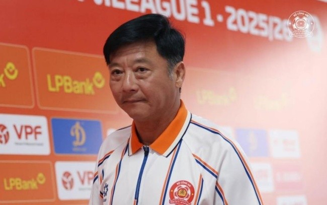 HLV Huỳnh Đức động viên Tiến Linh.