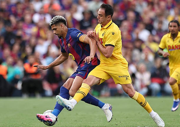 Ronald Araujo — 7.1 điểm: Một màn trình diễn phòng ngự chắc chắn của cầu thủ người Uruguay, nhưng việc ít khi dâng cao đã phần nào làm cô lập Lamine Yamal.