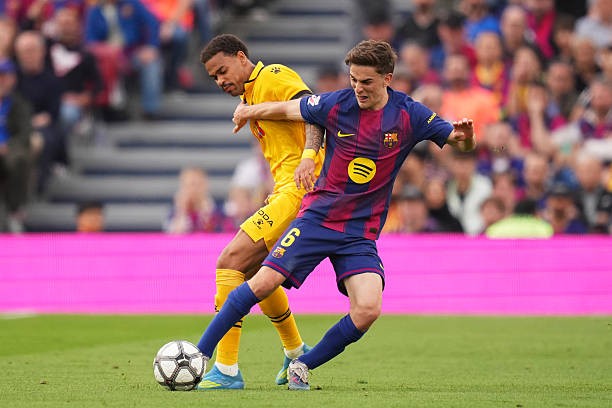 Gavi — 7.0 điểm: Trong lần đá chính đầu tiên của mùa giải, tinh thần chiến đấu máu lửa của Gavi đã được thể hiện trọn vẹn, dù anh phải nhận một thẻ vàng và còn thiếu sự sáng sủa ở khu vực 1/3 cuối sân. Trong ngày vắng Raphinha, Gavi lĩnh xướng trọng trách pressing tầm cao, ép đối thủ phải mất bóng nhiều lần.