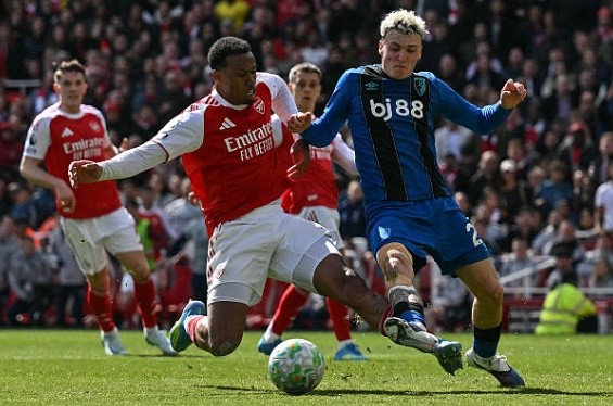 Arsenal sảy chân trong cuộc đua vô địch.