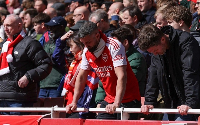 CĐV Arsenal không giấu được sự thất vọng.