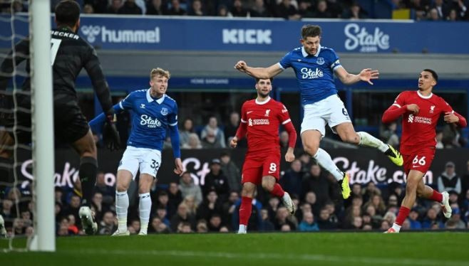 Tarkowski rất lợi hại trong những pha dàn xếp tấn công.