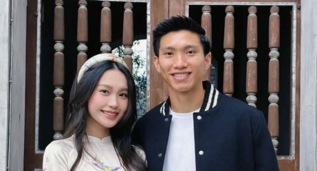 Văn Hậu bên cạnh cô vợ xinh đẹp Doãn Hải My.