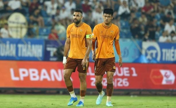 Hàng phòng ngự của HAGL khiến Xuân Son 'tắt điện'.