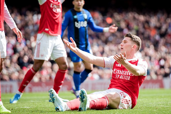 Gyokeres gây tranh cãi khi đổ lỗi cho mặt sân khô.