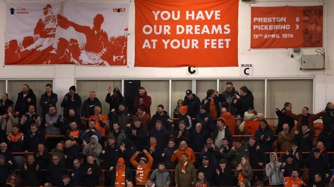 Một CĐV đã qua đời ngay trong trận đấu.