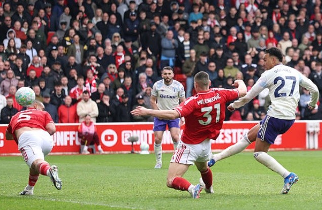Aston Villa và Forest tạo nên trận cầu kịch tính.