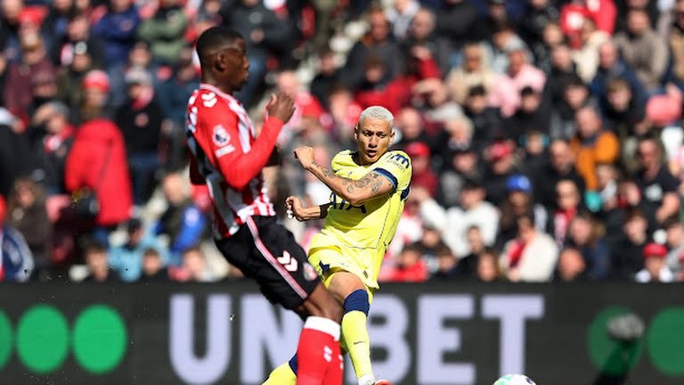 Hàng công Spurs bỏ lỡ hàng loạt cơ hội.