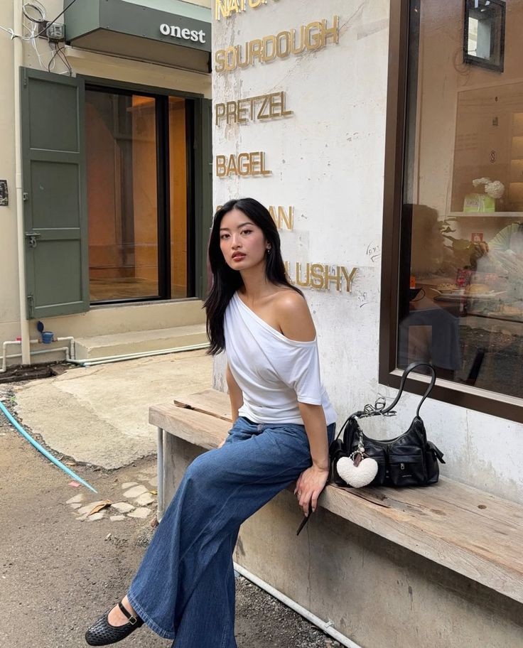 Nếu muốn tạo sự khác biệt mà không cần lựa chọn thiết kế quá cầu kỳ, áo lệch vai là gợi ý đáng thử.