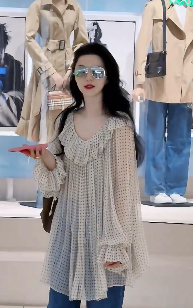  Bộ outfit không cầu kỳ về chi tiết hay màu sắc, nhưng lại tạo cảm giác hài hòa nhờ sự tiết chế hợp lý.