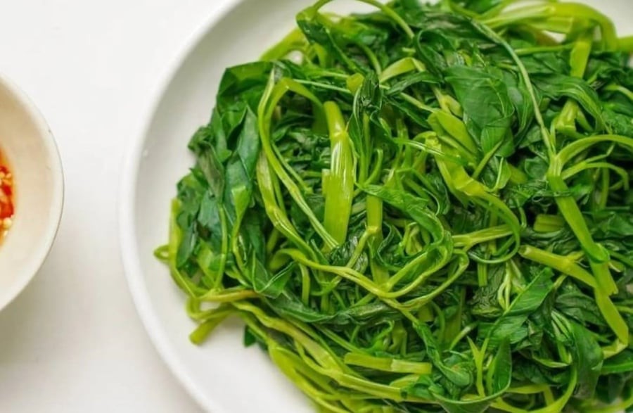 Rau muống là loại rau rất nhanh chín nên khi luộc cần đặc biệt chú ý đến thời điểm cho rau vào nồi.