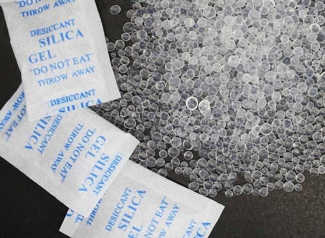 Các thiết bị như máy ảnh, máy tính hay đồ điện tử nói chung rất nhạy cảm với độ ẩm, dễ bị hỏng nếu bảo quản trong môi trường ẩm ướt.

