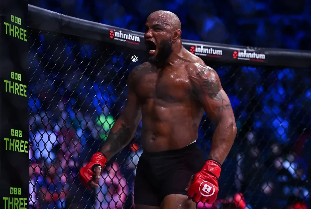 Yoel Romero ăn mừng chiến thắng tại Bellator 285