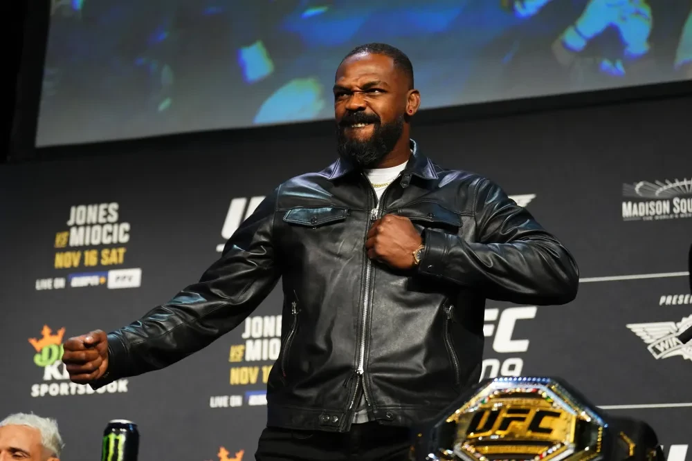 Jon Jones trong buổi họp báo UFC 309