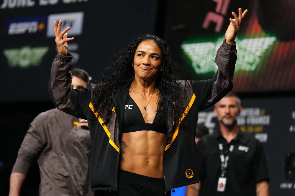 Viviane Araujo tại buổi cân thử cho sự kiện UFC 317.