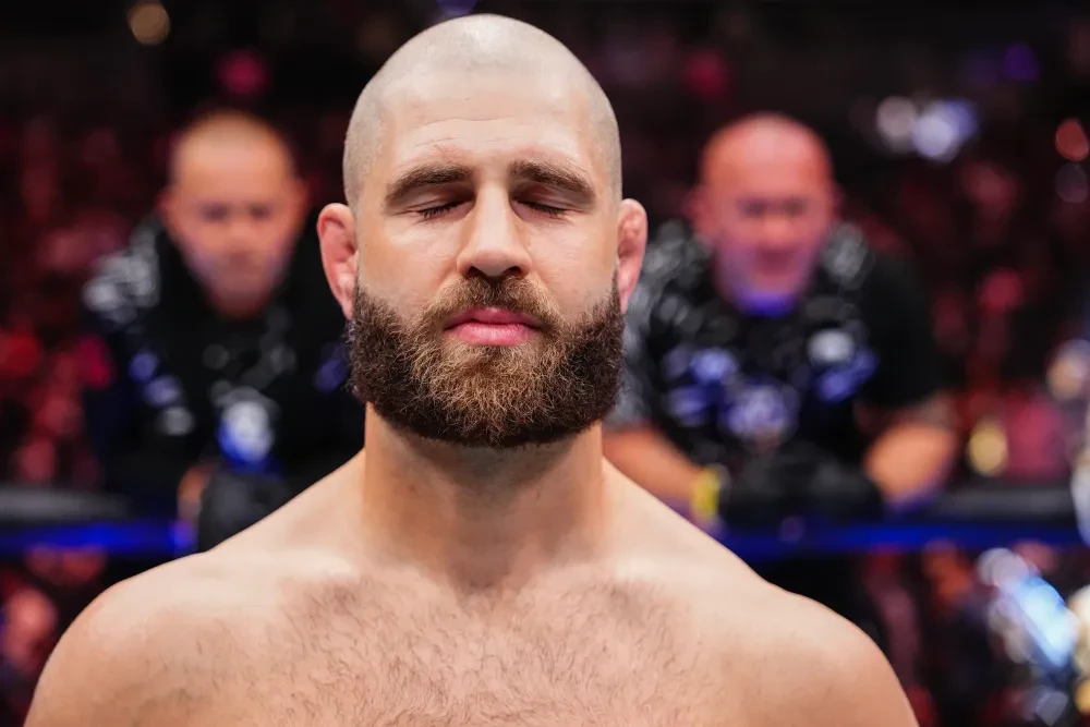 Jiri Prochazka tiến vào lồng bát giác tại UFC 320