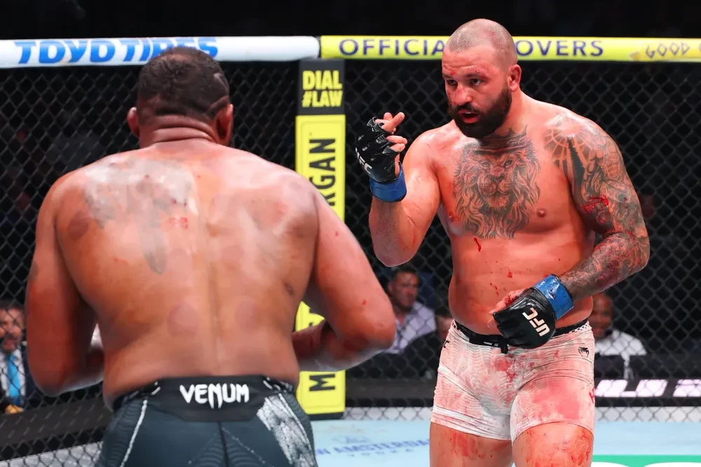 Josh Hokit và Curtis Blaydes trao đổi đòn tại UFC 327