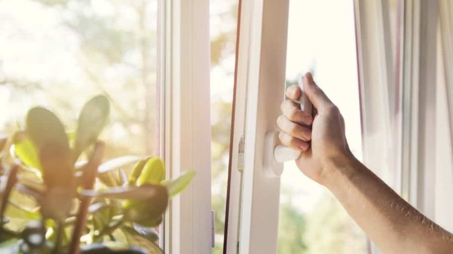 Bạn nên mở cửa vào sáng sớm hoặc buổi tối để đón khí mát mẻ. 