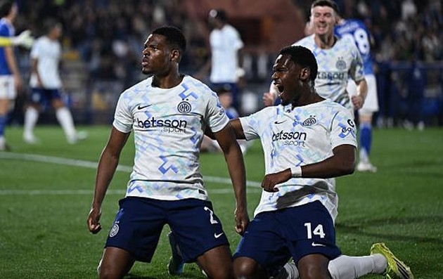 Denzel Dumfries và Marcus Thuram tỏa sáng giúp Inter Milan đánh bại Como.