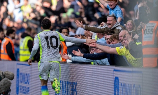 Rayan Cherki thăng hoa trước Chelsea.