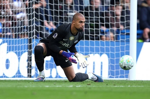 Thủ môn: Robert Sanchez – 6.5 điểm Dù phải vào lưới nhặt bóng tới 3 lần trong hiệp hai, thủ thành người Tây Ban Nha vẫn là một trong những cái tên chơi ổn định nhất bên phía Chelsea. Sanchez đã thực hiện tổng cộng 4 pha cứu thua quan trọng, đặc biệt là những tình huống đối mặt trong hiệp một để giữ sạch lưới cho đến trước giờ nghỉ. Tuy nhiên, anh không nhận được sự hỗ trợ đủ tốt từ các hậu vệ phía trên trong các tình huống để thua.