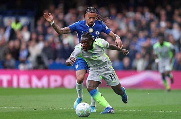 Hậu vệ phải: Malo Gusto – 6.0 điểm Hậu vệ cánh phải đã nỗ lực thực hiện một số pha tắc bóng chuẩn xác và có những tình huống dâng cao hỗ trợ tấn công khá tích cực trong hiệp một. Thế nhưng, khi bước sang hiệp hai, Gusto dần đánh mất vị trí và không thể ngăn chặn hiệu quả các pha leo biên đầy tốc độ từ phía Jeremy Doku. Anh bị thay ra ở những phút cuối trận để nhường chỗ cho cầu thủ trẻ Acheampong.