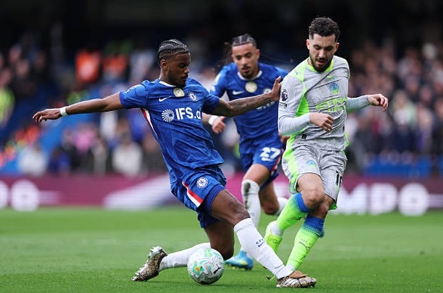 Trung vệ: Jorrel Hato – 6.0 điểm Một trận đấu ở mức tròn vai nhưng thiếu đột phá của trung vệ trẻ này. Hato cho thấy khả năng luân chuyển bóng khá tốt từ tuyến dưới và tham gia tích cực vào việc xây dựng lối chơi. Tuy nhiên, ở mặt trận phòng ngự, anh lại thiếu đi sự quyết liệt cần thiết và đôi khi mất tập trung trong việc kèm người, tạo điều kiện cho các chân sút Man City khai thác khoảng trống.