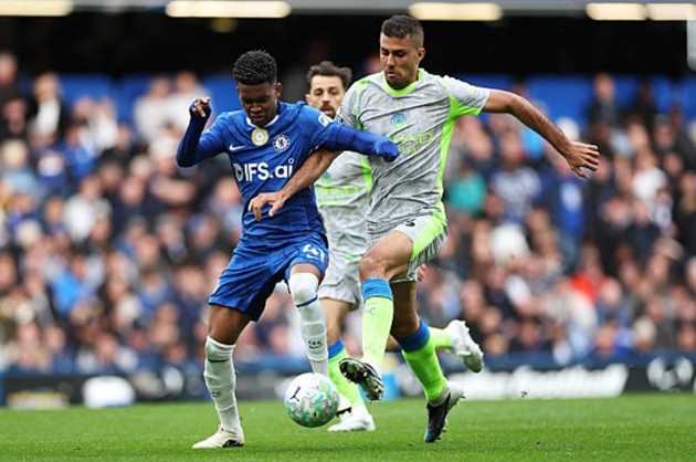 Tiền vệ cánh phải: Estevao – 5.6 điểm Tài năng trẻ người Brazil đã có một trải nghiệm khắc nghiệt tại Stamford Bridge. Estevao hoàn toàn 