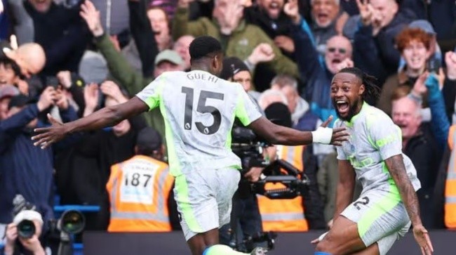 Man City nhấn chìm Chelsea.