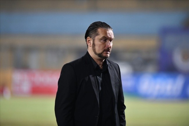 HLV Velizar Popov đối mặt án phạt nặng.