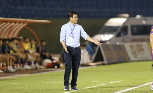 HLV Vũ Tiến Thành cùng các học trò giành chiến thắng trên sân Becamex TP.HCM. Ảnh: NLĐO