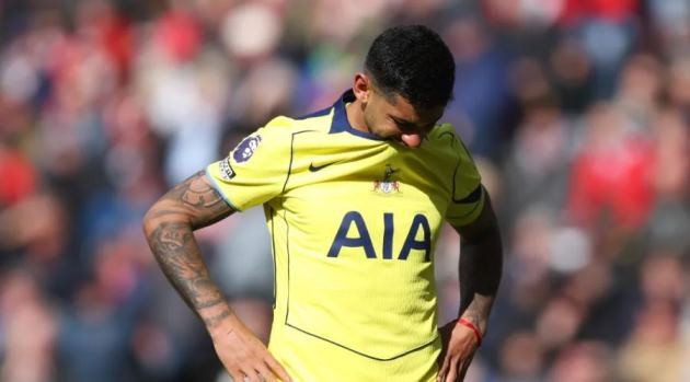 Romero bị chỉ trích vì bật khóc lúc Tottenham gặp khó.