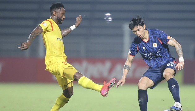 Văn Hậu được HLV Polking khen ngợi giữa  bão ồn ào nơi hậu trường.