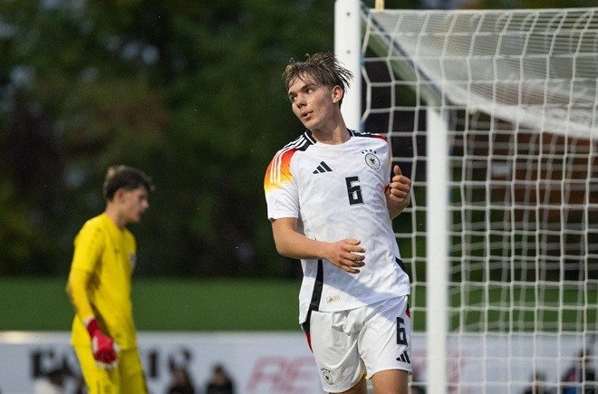  Kennet đang chơi cho đội trẻ tuyển Đức.