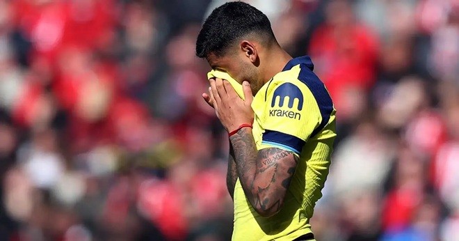  Romero đã rơi nước mắt khi rời sân.