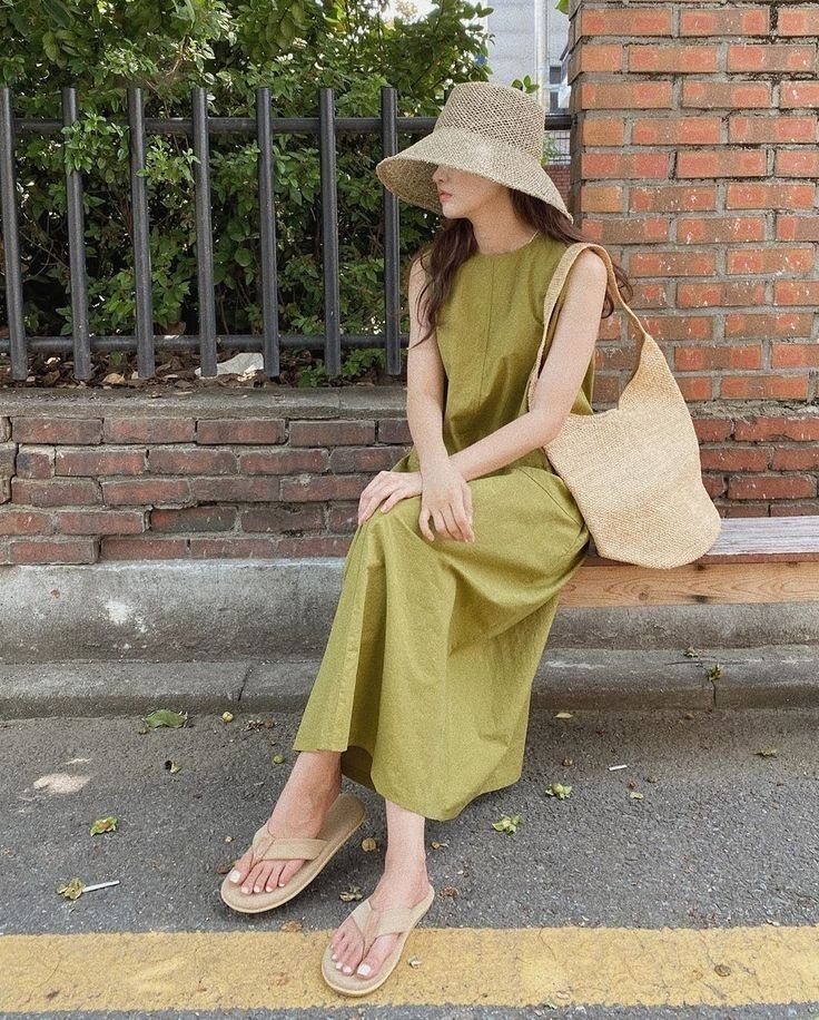 Giữa vô vàn xu hướng nổi bật, váy linen vẫn giữ được sức hút riêng nhờ sự tối giản và tính ứng dụng cao. 