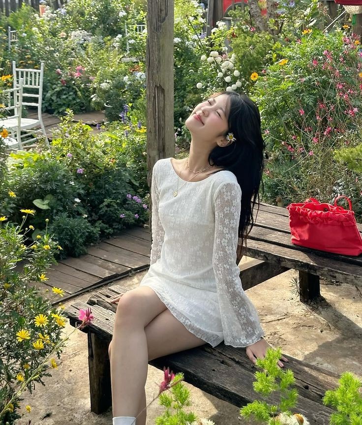 Kiểu váy này có nhiều biến tấu như hai dây, tay bồng hay dáng ôm nhẹ, phù hợp với nhiều phong cách khác nhau. 