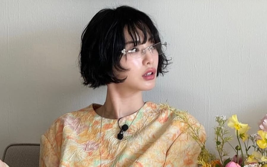 Việc sử dụng mặt nạ mắt có khả năng làm ấm giúp kích thích tuần hoàn máu quanh vùng mắt, từ đó cải thiện tình trạng bọng sưng và quầng thâm sau khi ngủ. 