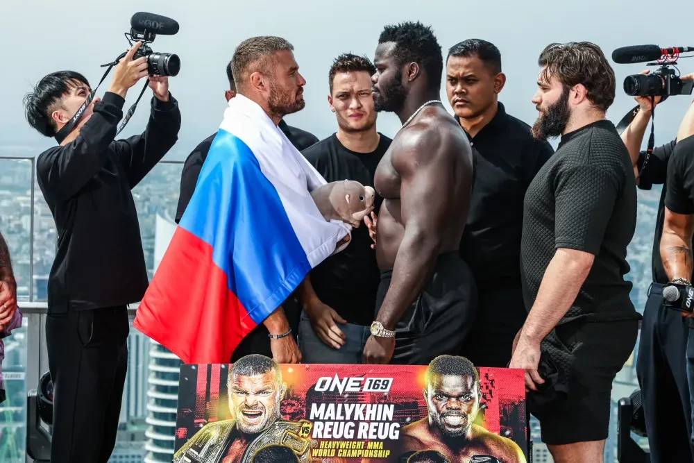 Anatoly Malykhin đối đầu với Reug Reug
