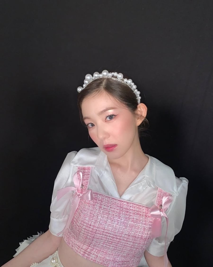 Dù đã ở độ tuổi 30+, cô vẫn trung thành với những thiết kế mềm mại, mang hơi hướng “bánh bèo” nhưng không hề tạo cảm giác lạc lõng.