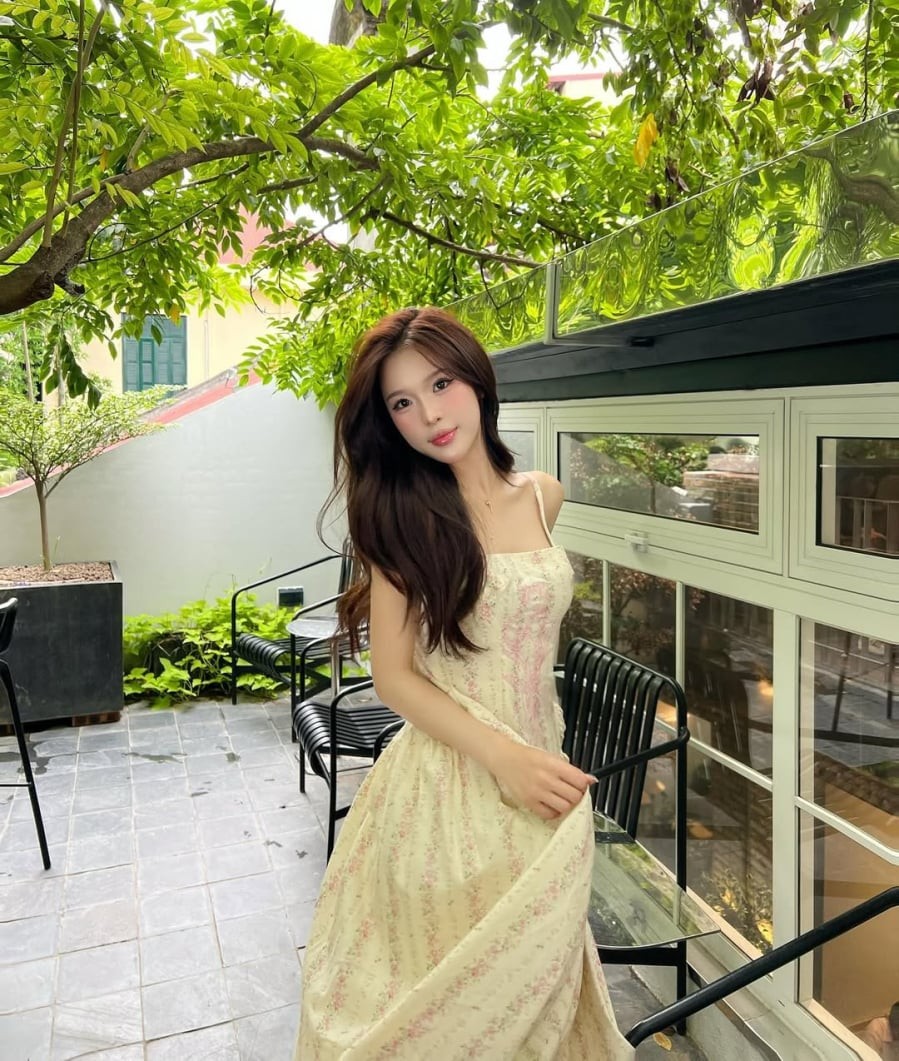 Thiết kế này giúp tôn lên nét nữ tính một cách tự nhiên, đồng thời mang lại cảm giác thoáng mát khi mặ