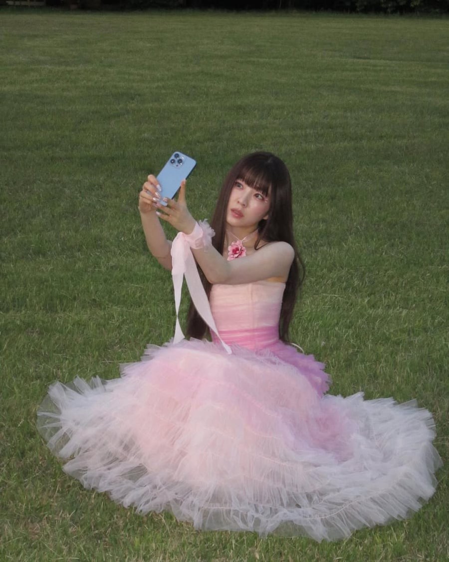  Khi chuyển sang những gam hồng đậm hơn hoặc thiết kế có độ bồng bềnh, cô lại tiết chế bằng cách chọn kiểu dáng tối giản