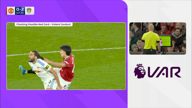 Tình huống Martinez nhận thẻ đỏ.