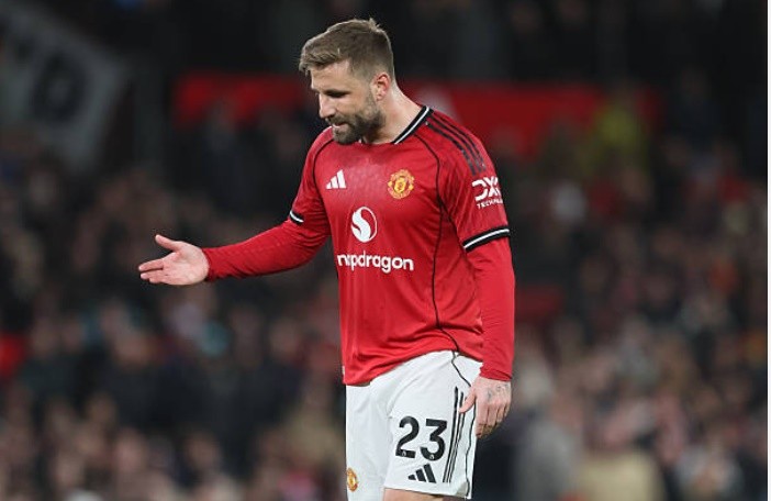 Luke Shaw (5.6): Dù nỗ lực dâng cao hỗ trợ tấn công, Shaw lại thường xuyên để lộ khoảng trống sau lưng. Chiếc thẻ vàng anh phải nhận vì pha phạm lỗi chiến thuật đã minh chứng cho sự lúng túng của hàng thủ Man Utd trước các đợt phản công nhanh của đối phương.