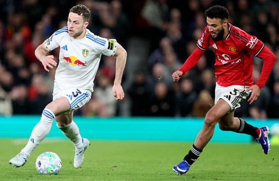 Noussair Mazraoui (5.9): Một trận đấu dưới sức của hậu vệ người Morocco khi anh liên tục bị Okafor vượt mặt bên hành lang cánh. Mazraoui thiếu đi sự quyết liệt cần thiết trong các tình huống tranh chấp tay đôi và đã bị rút ra nghỉ trong hiệp hai.