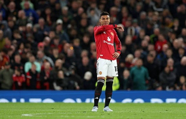 Gánh nặng tuổi tác khiến Casemiro không thể giúp MU đứng vững.