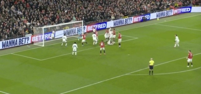 Calvert-Lewin phá bóng ngay trên vạch vôi.